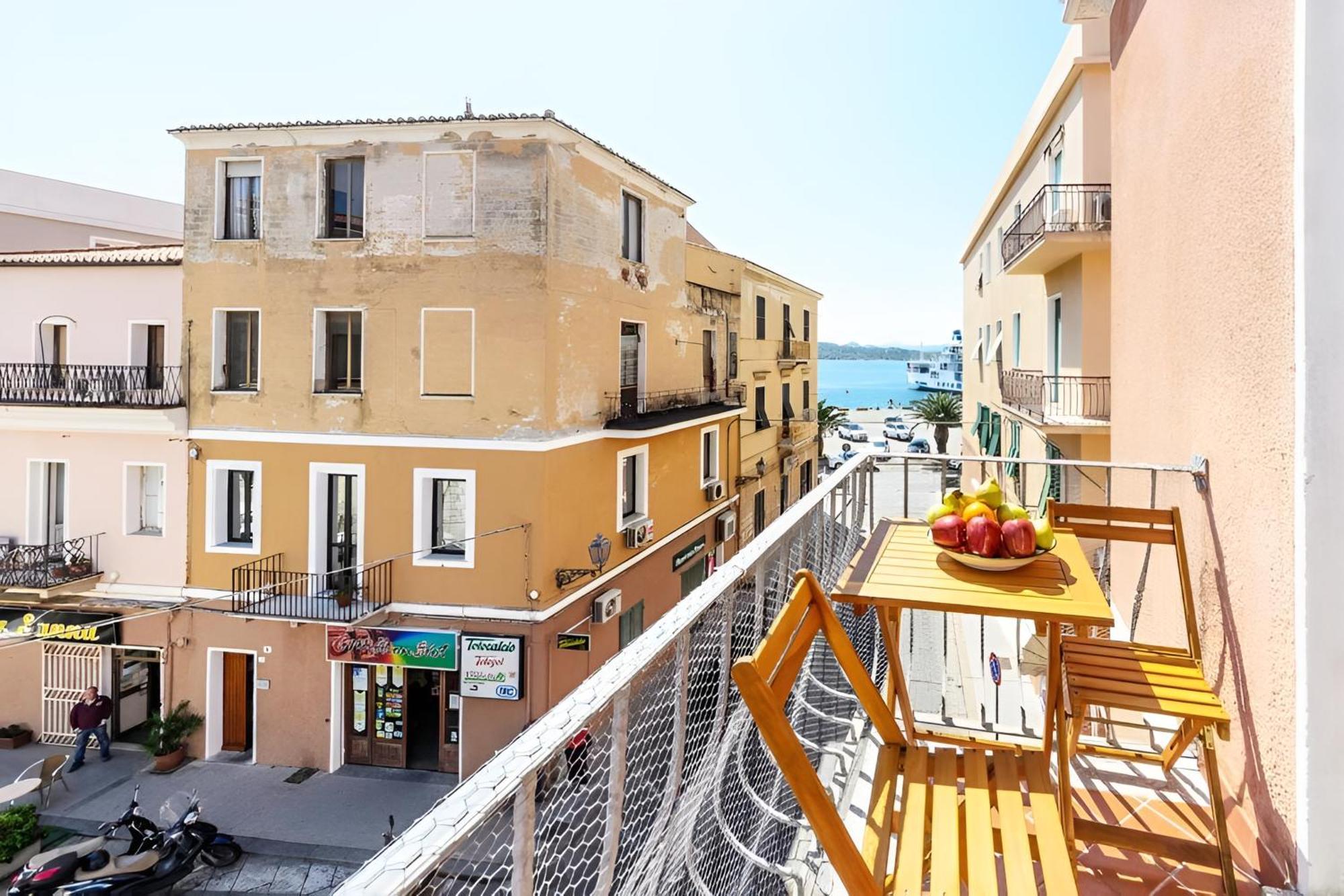 Splendido Appartamento In Pieno Centro Dell'Isola La Maddalena  Esterno foto