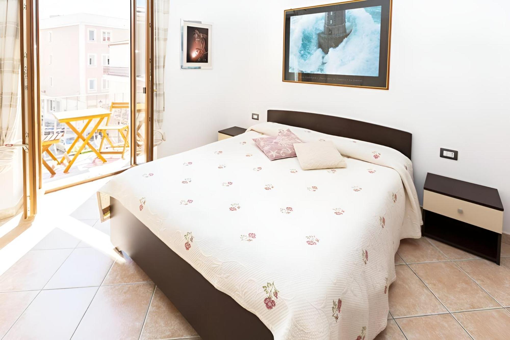 Splendido Appartamento In Pieno Centro Dell'Isola La Maddalena  Esterno foto